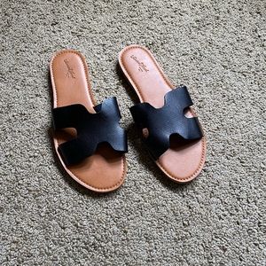 Black universal thread sandals size 8